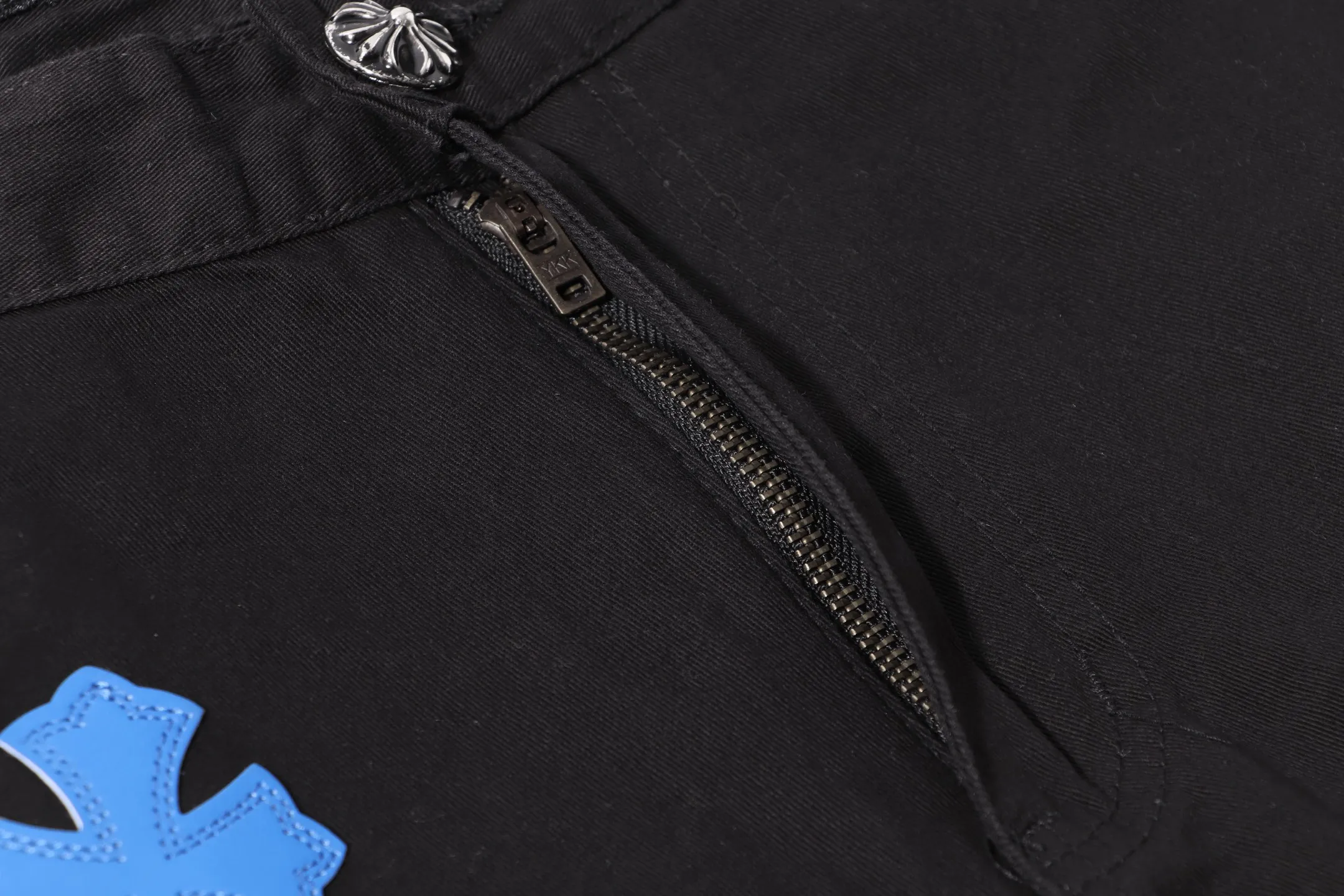 P260 Style number: H34 Croxin & 𝐂𝐡𝐫𝐨𝐦𝐞 𝐇𝐞𝐚𝐫𝐭 ss25 black white grain leather denim workwear logging pants. Styles with different washed textures are very friendly to people with thin legs. The slightly flared version perfectly modifies the leg shape. The timeless and moderate length makes it easy to match and match. It is the basis for various styles and is a must-have in your wardrobe! The fabric is stiff but also makes the upper body soft without losing texture. The washing process is even more perfect. It is a must-have item for everyone! ! ! Washed wheat, hang tag, pants label, three labels complete Color: black Size: 28-30-32-34-36